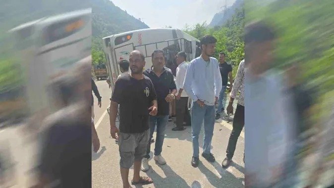 Tehri में हुआ बड़ा सड़क हादसा!, यात्रियो से भरी बस पलटी, 2 कि हुई मौत 12 लोग गंभीर घायल